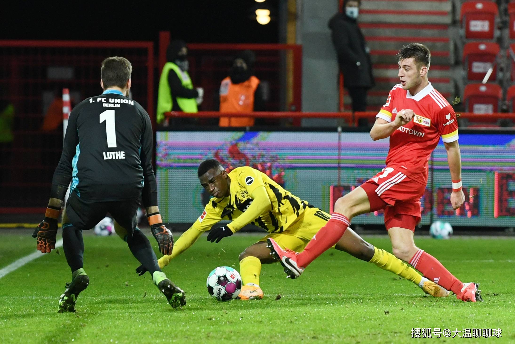 包含波鸿连胜被终结，客场不敌云达不莱梅的词条